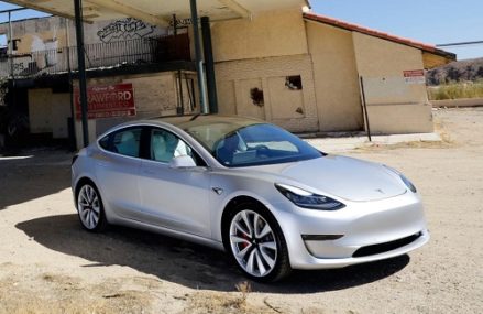 1 dari 4 Mobil Listrik Yang Terjual di Cina Adalah Tesla