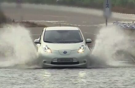 Apakah Mobil Listrik Aman Menerjang Banjir?